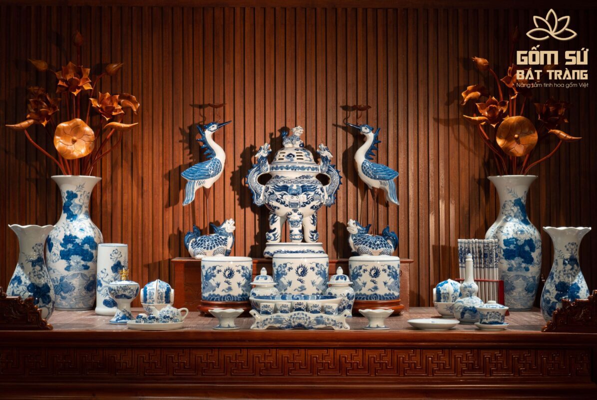 Bộ đồ thờ men lam Hỷ Sự Quý Tử bộ đồ thờ men lam đầy đủ trên ban thờ gia tiên