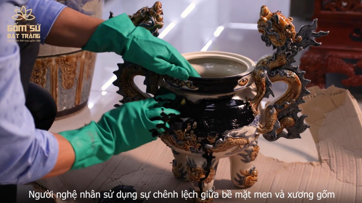 Bộ đồ thờ men rạn Từ Đường Những người thợ lành nghề Bát Tràng đang dùng quỳ tím để vân rạn rõ nét hơn