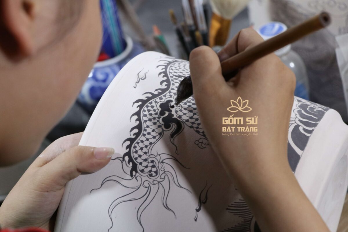 Bộ đồ thờ men rạn Từ Đường Hoa văn, họa tiết trên các vật phẩm thờ đều được vẽ tay thủ công