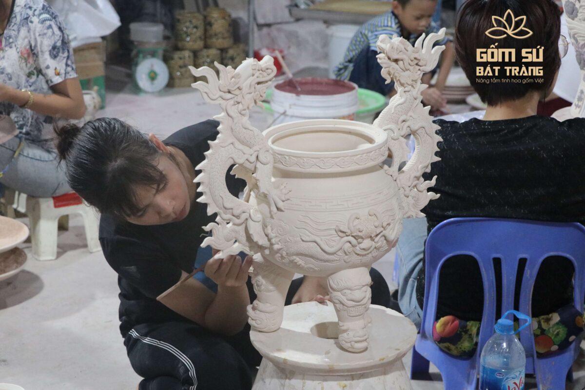 Bộ Ngũ Sự men lam Công đoạn Vẽ lại các hoa văn trên lư hương của thợ gốm Bát Tràng