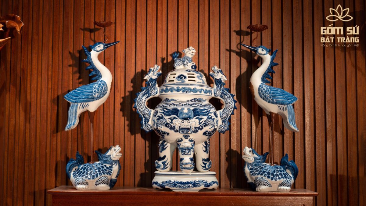 Bộ Tam Sự men lam Bộ Tam Sự men lam là nhịp cầu nối giữa con cháu và các thế hệ trước, thể hiện trọn vẹn tấm lòng của người thờ tự