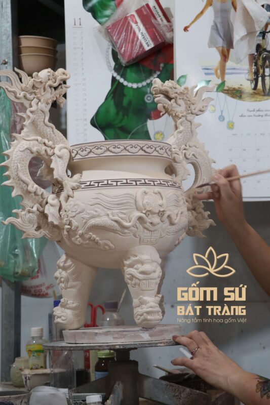 Bộ Tam Sự men lam Công đoạn Vẽ họa tiết trên bộ Tam Sự men lam của thợ lành nghề Bát Tràng