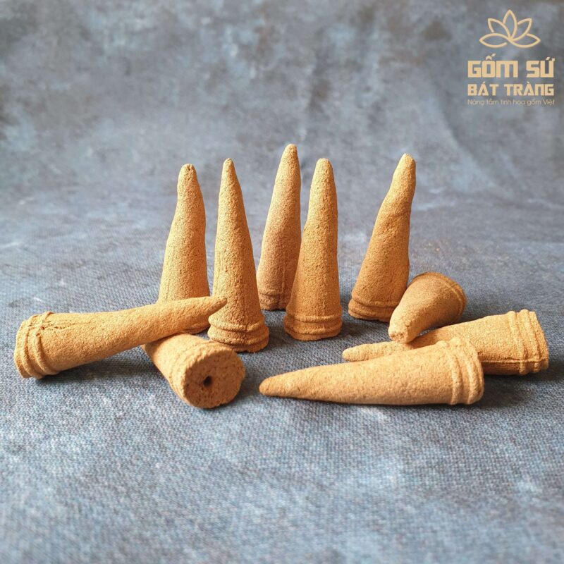 Bộ Tam Sự men lam Hương trầm có khả năng thanh tẩy hung khí, xua đuổi tà khí, giúp gia đình bình an, may mắn. Mùi hương trầm còn có tác dụng giúp con người tĩnh tâm, thư thái, giải tỏa căng thẳng, mệt mỏi.