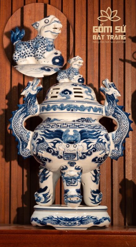 Bộ Tam Sự men lam Con nghê được coi là một linh vật mang lại may mắn, bình an, thịnh vượng cho gia đình. Con nghê thường được đặt ở trước cổng đình chùa, đền miếu, hoặc trong nhà thờ họ, nhà thờ tổ để trấn giữ, xua đuổi tà ma, bảo vệ gia đình khỏi những điều xấu xa.