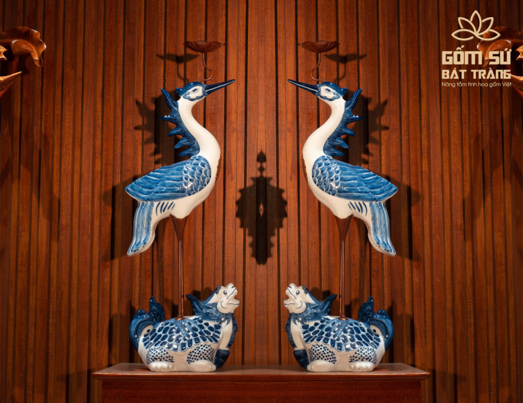 Bộ Tam Sự men lam Hạc là loài chim tiên, tượng trưng cho sự cao quý, thanh cao. Hoa sen là loài hoa tượng trưng cho sự giác ngộ, thoát tục. Do đó, hạc ngậm hoa sen tượng trưng cho sự giác ngộ, đạt được cảnh giới cao của Phật pháp