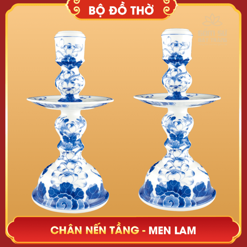 Bộ Ngũ Sự men lam Trên bàn thờ gia tiên, chân nến tầng đóng vai trò vô cùng quan trọng trong việc tạo nên không gian trang nghiêm và thiêng liêng để tưởng nhớ ông bà tổ tiên. Thông thường, chân nến tầng được bày trí thành cặp để tạo ra sự cân đối và đồng nhất cho bàn thờ. Điều này giúp làm tăng thêm tính thẩm mỹ và tôn lên giá trị tâm linh của nơi thờ cúng.