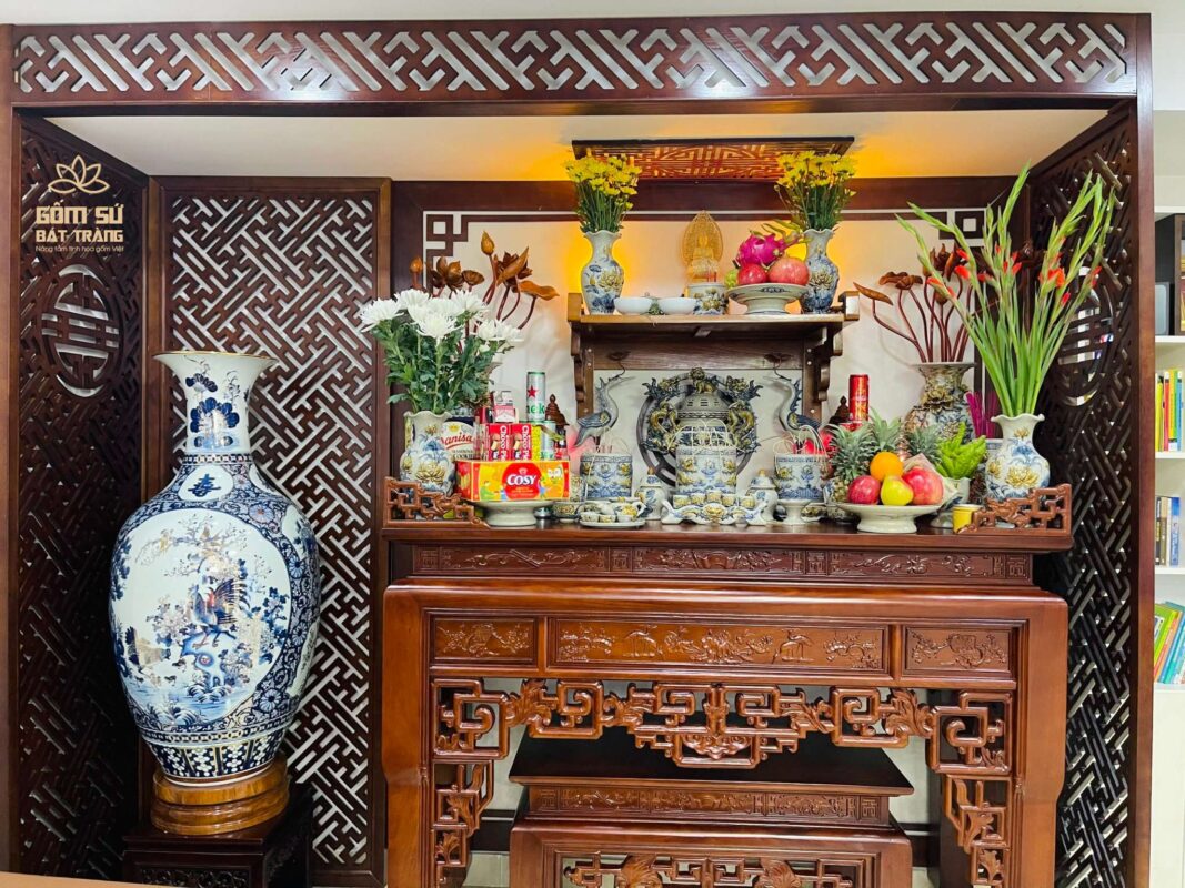 Bát hương Lưỡng Long Chầu Nguyệt men rạn Bát hương lưỡng long chầu nguyệt men rạn trên bàn thờ nhà khách của Gốm Sứ Bát Tràng