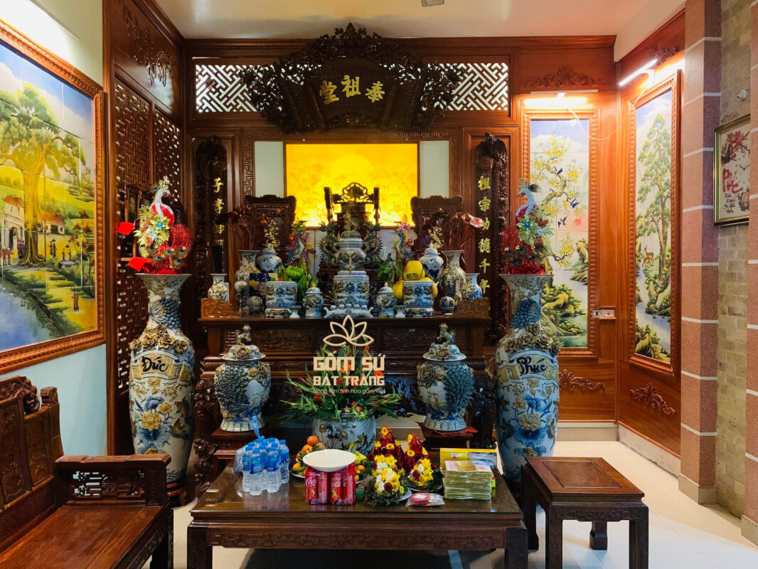 Bát hương Lưỡng Long Chầu Nguyệt men rạn Bát hương Lưỡng Long Chầu Nguyệt hội tụ đủ Thiên thời – Địa Lợi – Nhân Hòa, chính là Tuyệt phẩm đặt lên ban thờ, bày tỏ tấm lòng tôn kính với gia tiên, thần linh.