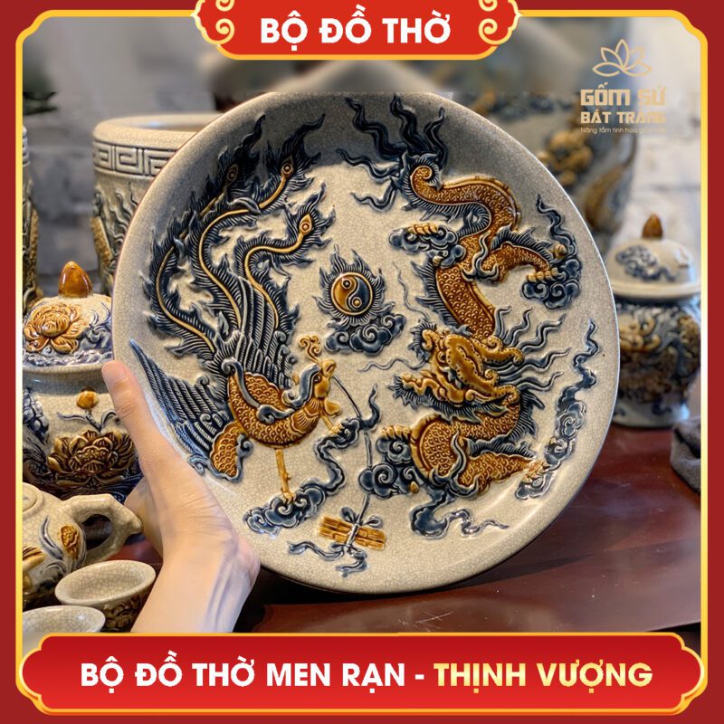Bộ đồ thờ men rạn Thịnh Vượng Mâm bồng trên ban thờ có hình tròn, biểu tượng của sự viên mãn, hoàn hảo.
