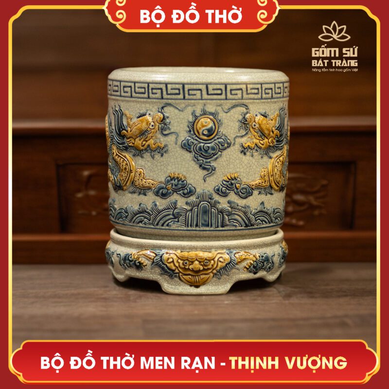 Bộ đồ thờ men rạn Thịnh Vượng Bát hương là nơi kết nối giữa cõi âm và cõi dương, là nơi các hương linh, thần, thánh, tổ tiên giáng lâm. Bát hương cũng là nơi thể hiện lòng thành kính, biết ơn của gia chủ đối với cõi âm.
