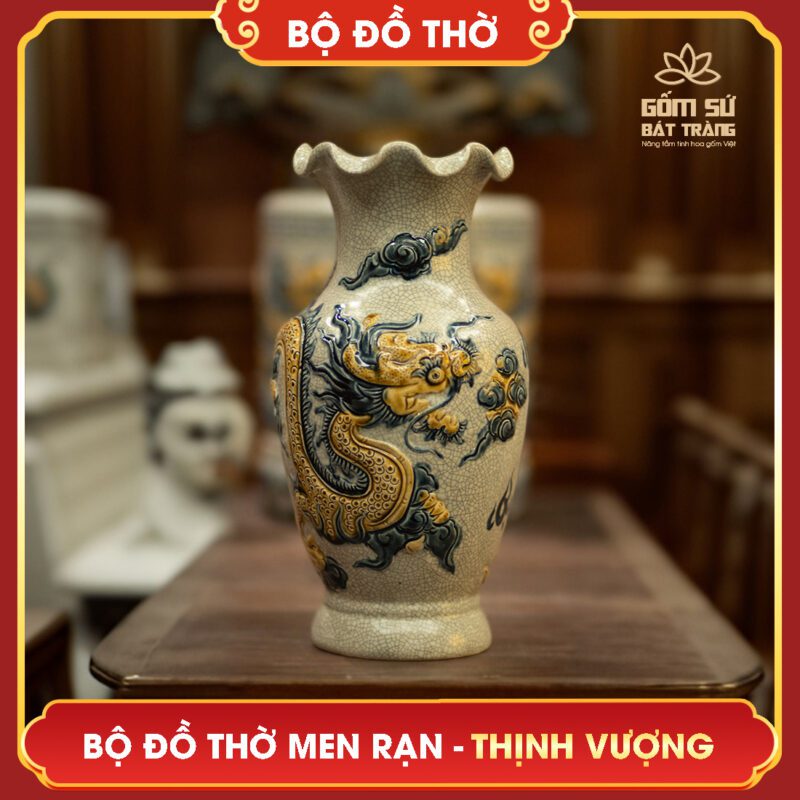 Bộ đồ thờ men rạn Thịnh Vượng Lọ hoa là vật phẩm thể hiện lòng thành kính của con cháu đối với tổ tiên, thần linh, đồng thời giúp tô điểm cho không gian thờ cúng thêm trang nghiêm, thanh tịnh