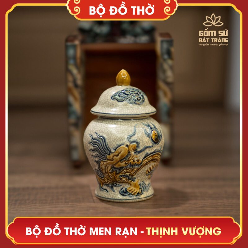 Bộ đồ thờ men rạn Thịnh Vượng Chóe trên ban thờ là vật phẩm thờ cúng quan trọng trong văn hóa tâm linh của người Việt. Việc bày trí chóe trên ban thờ thể hiện lòng thành kính của con cháu đối với tổ tiên, đồng thời cầu mong cho gia đình được bình an, thịnh vượng.