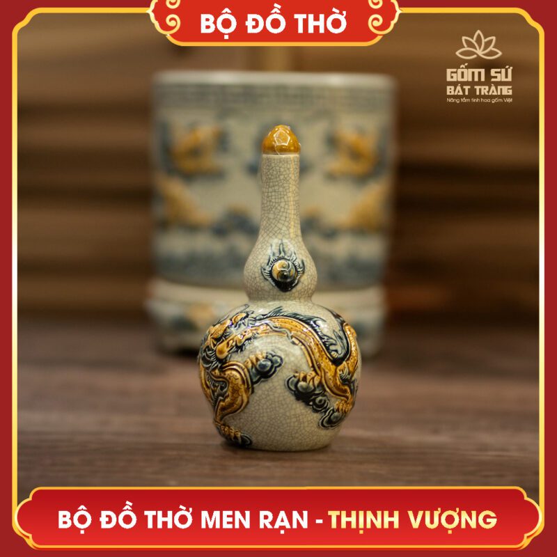 Bộ đồ thờ men rạn Thịnh Vượng Nậm rượu là vật phẩm thờ cúng quan trọng, nơi con cháu dâng lên bàn thờ tổ tiên, thần linh chén rượu quý, thể hiện lòng thành kính của mình.