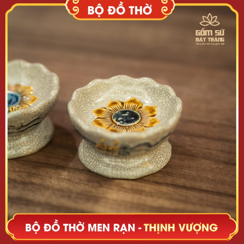 Bộ đồ thờ men rạn Thịnh Vượng việc thắp nến trên ban thờ là một hành động thể hiện lòng thành kính của con cháu đối với tổ tiên, thần linh, đồng thời là lời nhắc nhở con cháu sống có đạo đức, hướng thiện.