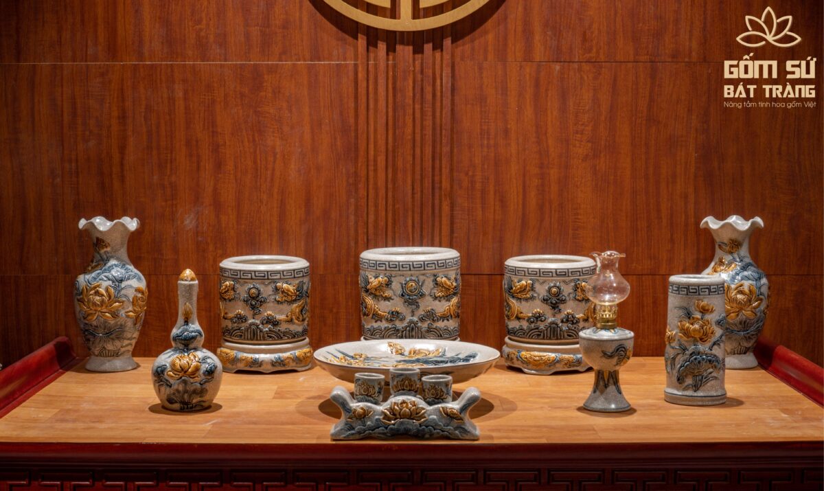 Bộ kỷ ngai Hoa Sen men rạn Bộ đồ thờ ban gia tiên có bộ kỷ ngai hoa sen men rạn