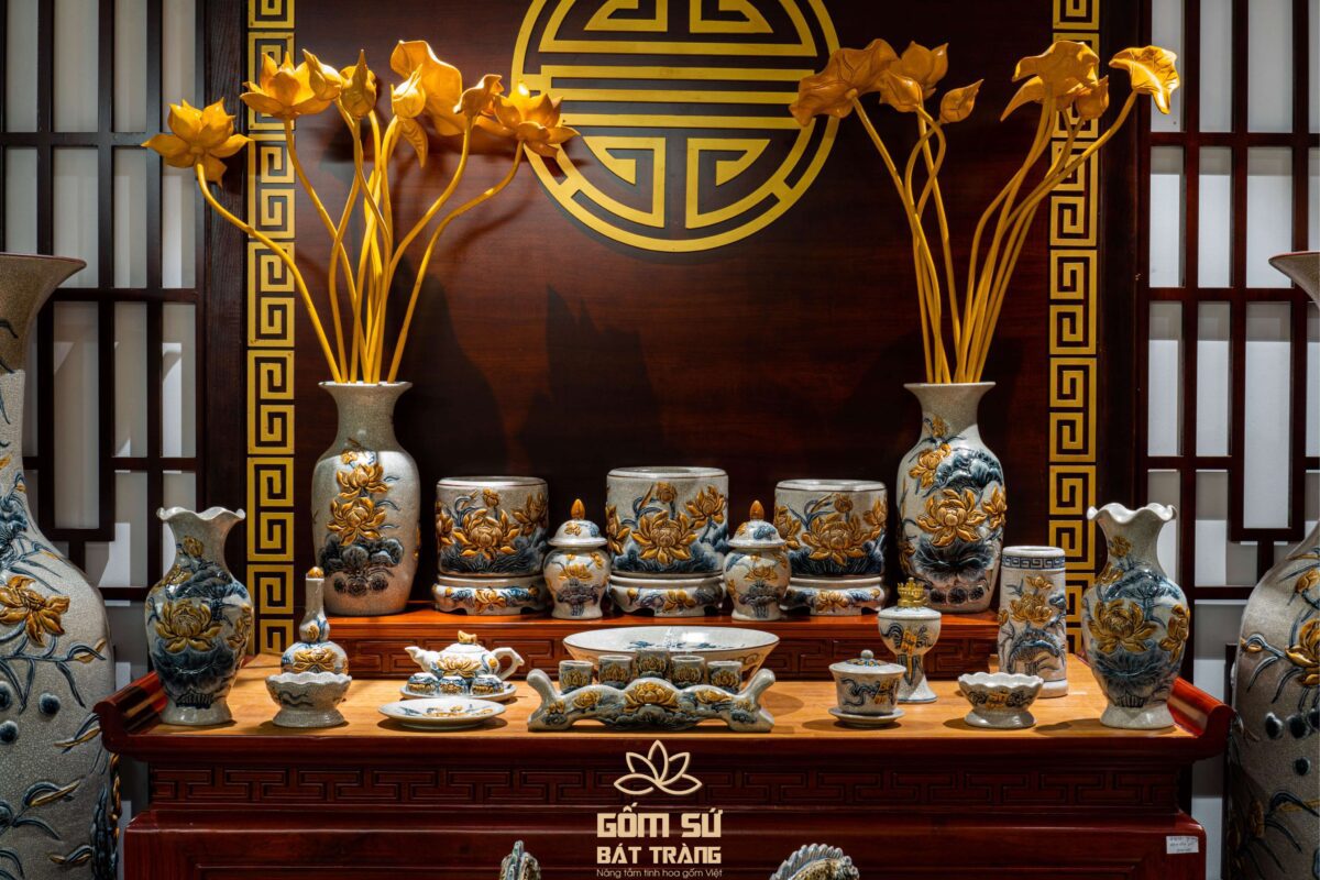 Lọ lượn Hoa Sen men rạn Bộ đồ thờ ban gia tiên có bày trí vật phẩm lọ lượn Hoa Sen men rạn
