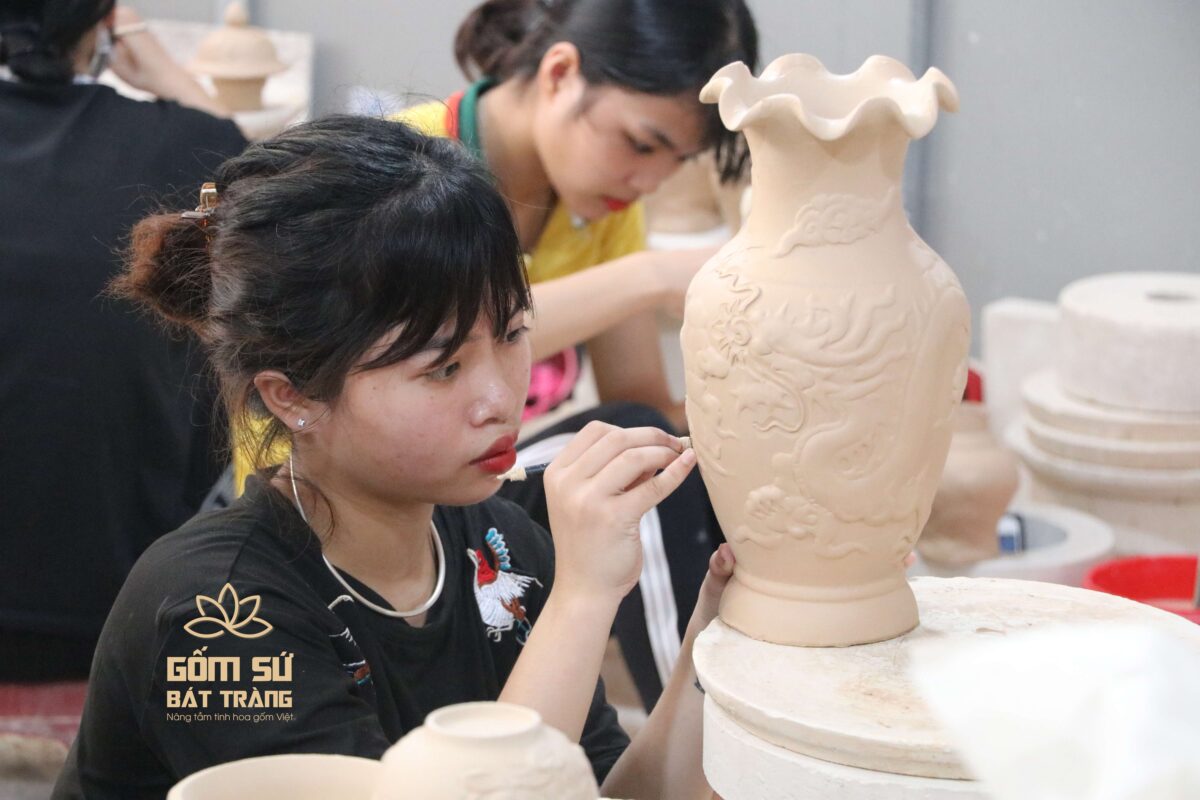 Lọ lượn Rồng men rạn Công đoạn Tiện lọ lượn rồng men rạn của thợ lành nghề Bát Tràng