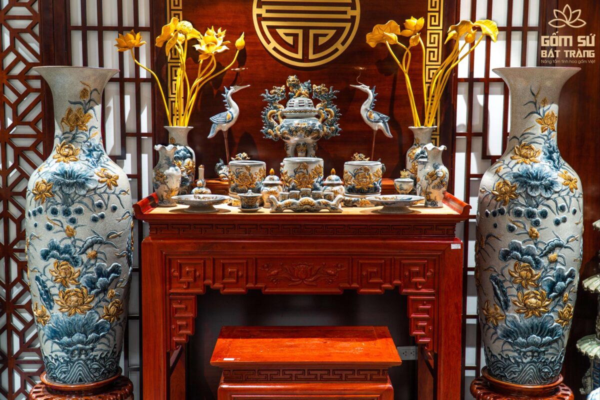 Lọ lượn Rồng men rạn Lọ lượn Rồng men rạn thường được đặt cân xứng 2 bên ban thờ