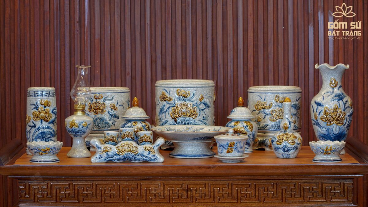 Nậm rượu Hoa Sen men rạn Nậm rượu Hoa Sen trên ban thờ gia tiên tại nhà khách hàng ở Nghệ An