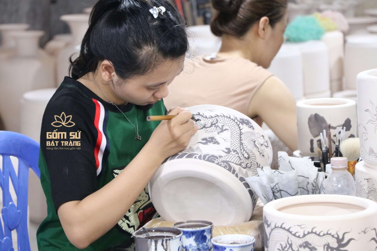 Bát hương Lưỡng Long Chầu Nguyệt men lam Sau khi bát hương được nung sơ, các nghệ nhân sẽ bắt đầu vẽ họa tiết lên sản phẩm