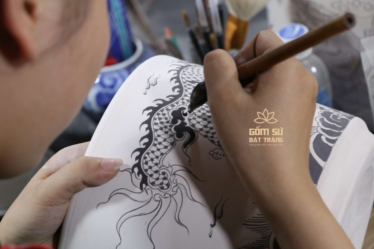 Bát hương Lưỡng Long Chầu Nguyệt men lam Họa tiết chủ đạo trên bát hương Lưỡng Long Chầu Nguyệt men lam là hình ảnh hai con rồng chầu nguyệt
