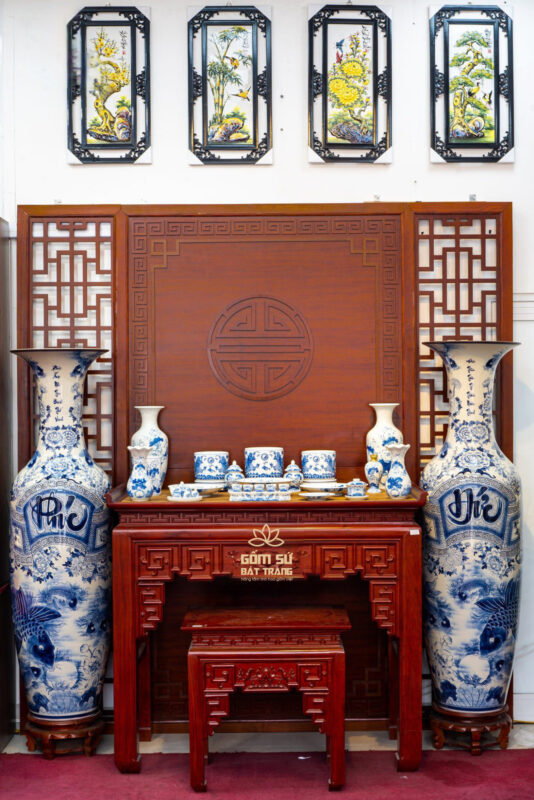 Bát hương Lưỡng Long Chầu Nguyệt men lam Bát hương là nơi ngự trị của thần linh, tổ tiên, là biểu tượng của sự thành kính và biết ơn của con cháu
