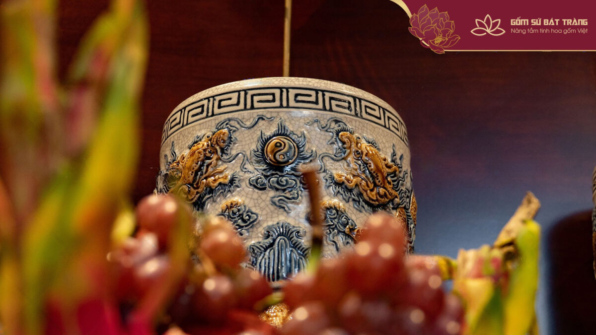 Bộ đồ thờ men rạn Thần Tài Thổ Địa Bát hương là nơi để cắm nhang, thể hiện lòng thành kính của gia chủ đối với thần tài và thổ địa. Bát hương thường được đặt ở vị trí trung tâm của bàn thờ, phía trước là tượng thần tài