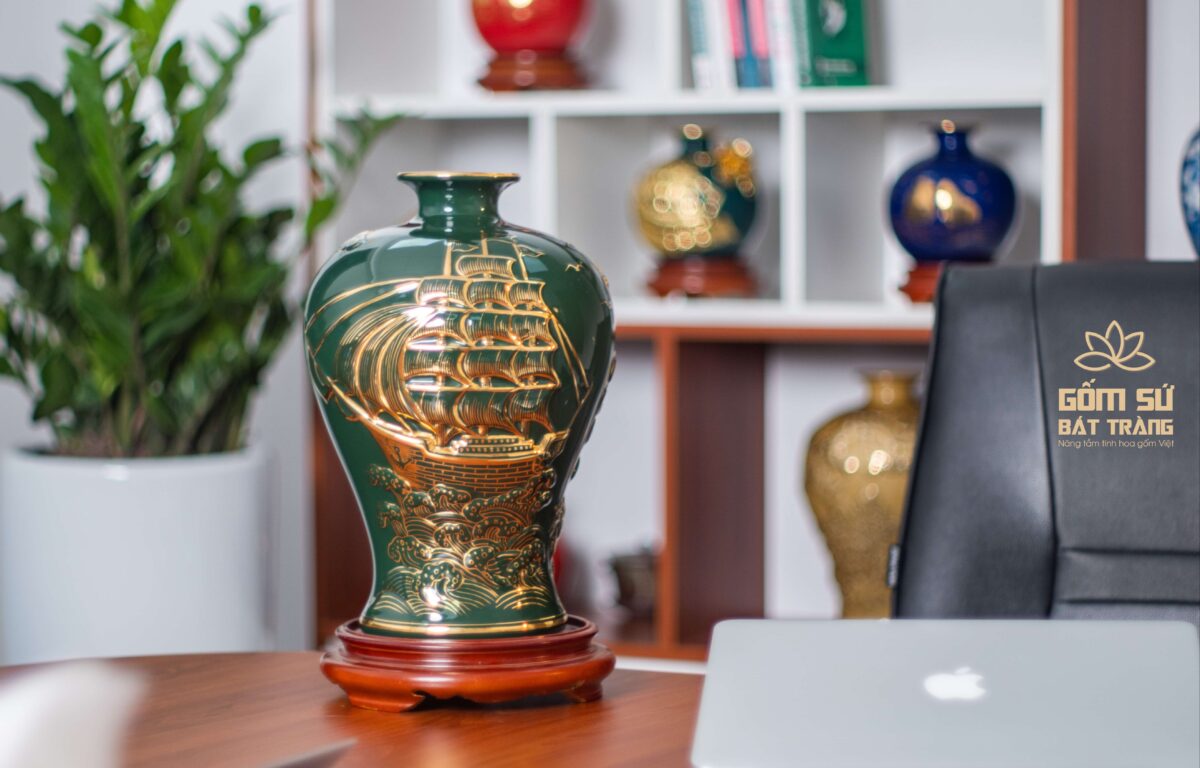 Mai bình tích lộc vẽ vàng Thuận Buồm Xuôi Gió H32 Mai bình tích lộc vẽ vàng Thuận Buồm Xuôi Gió đặt trong phòng khách ở nhà/ phòng làm việc/ showroom... sẽ tăng cường vượng khí. Giúp gia chủ KHƠI THÔNG DÒNG TÀI LỘC, LỘI NGƯỢC DÒNG, gặp hung hóa cát