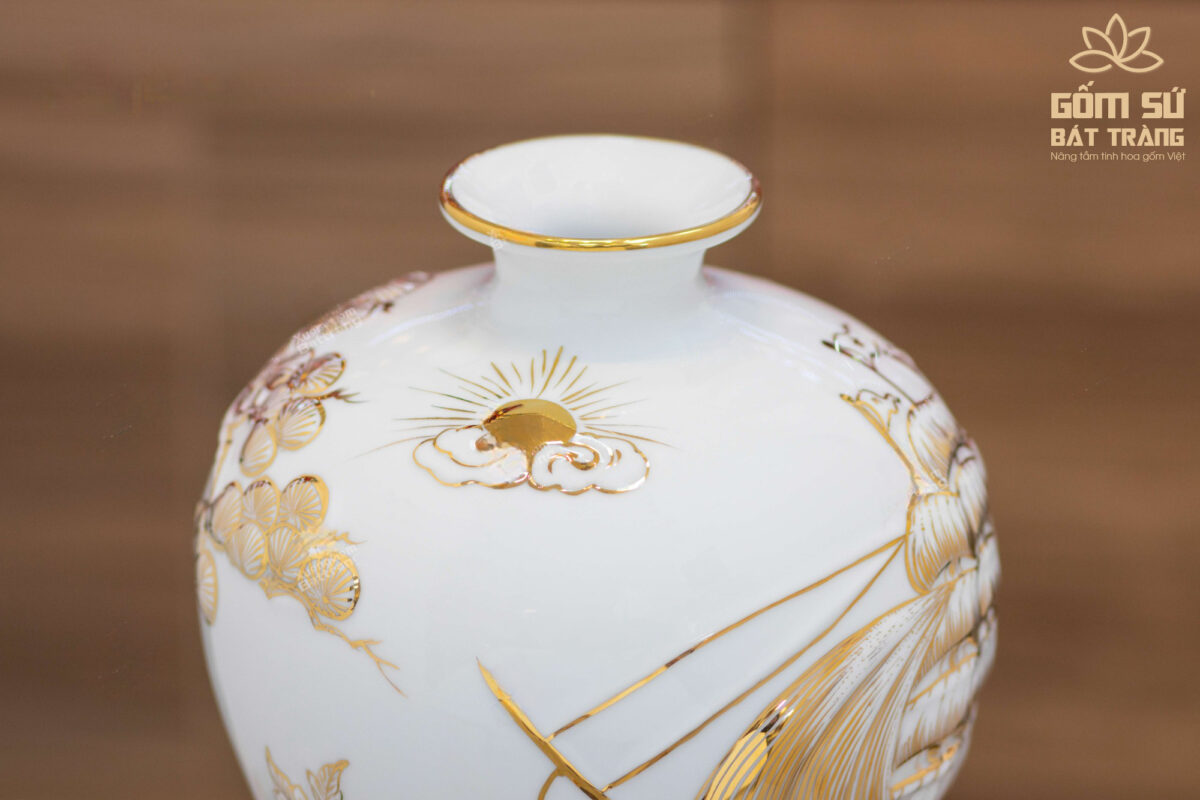 Mai bình tích lộc vẽ vàng Thuận Buồm Xuôi Gió H32 Vàng 24K (vàng 4 số 9) được họa theo các đường nét hoa văn trên sản phẩm. Làm toát lên vẻ đẹp sang trọng và xa xỉ, khẳng định đẳng cấp của doanh nhân
