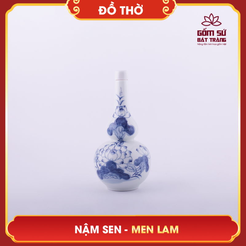 Bộ đồ thờ 13 món - Lựa chọn hoàn hảo cho ban thờ nhỏ Hoa sen được vẽ trên nậm rượu tượng trưng cho sự thanh tao, trang nhã