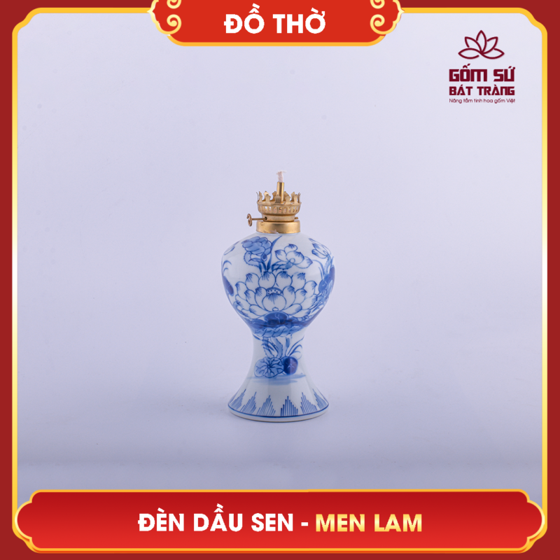 Bộ đồ thờ 13 món - Lựa chọn hoàn hảo cho ban thờ nhỏ Hoa sen được trang trí trên đế đèn tượng trưng cho ánh sáng trí tuệ, soi sáng con đường hướng đến chân thiện mỹ