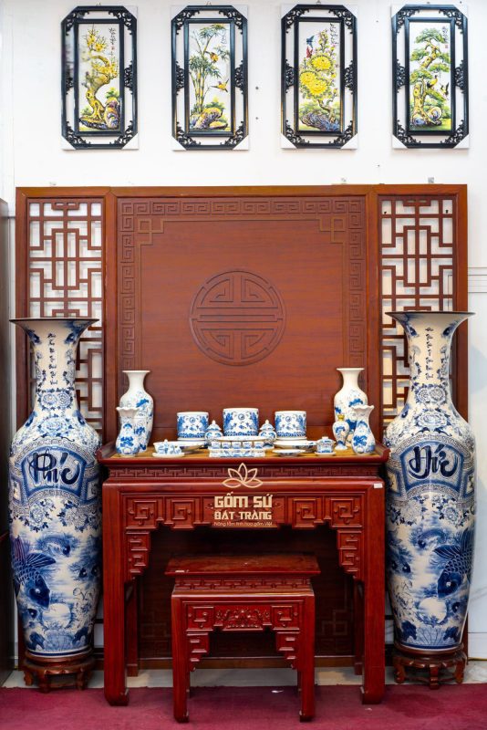 Bí quyết chọn bộ đồ thờ 3 bát hương chuẩn phong thủy Thứ tự thắp hương từ bát hương thần linh đến bát hương gia tiên và cuối cùng là bát hương bà cô ông Mãnh là một truyền thống lâu đời của người Việt Nam. Thứ tự này thể hiện sự tôn trọng cấp bậc, thể hiện lòng thành kính đối với thần linh, gia tiên và bà cô ông Mãnh - bộ đồ thờ 3 bát hương
