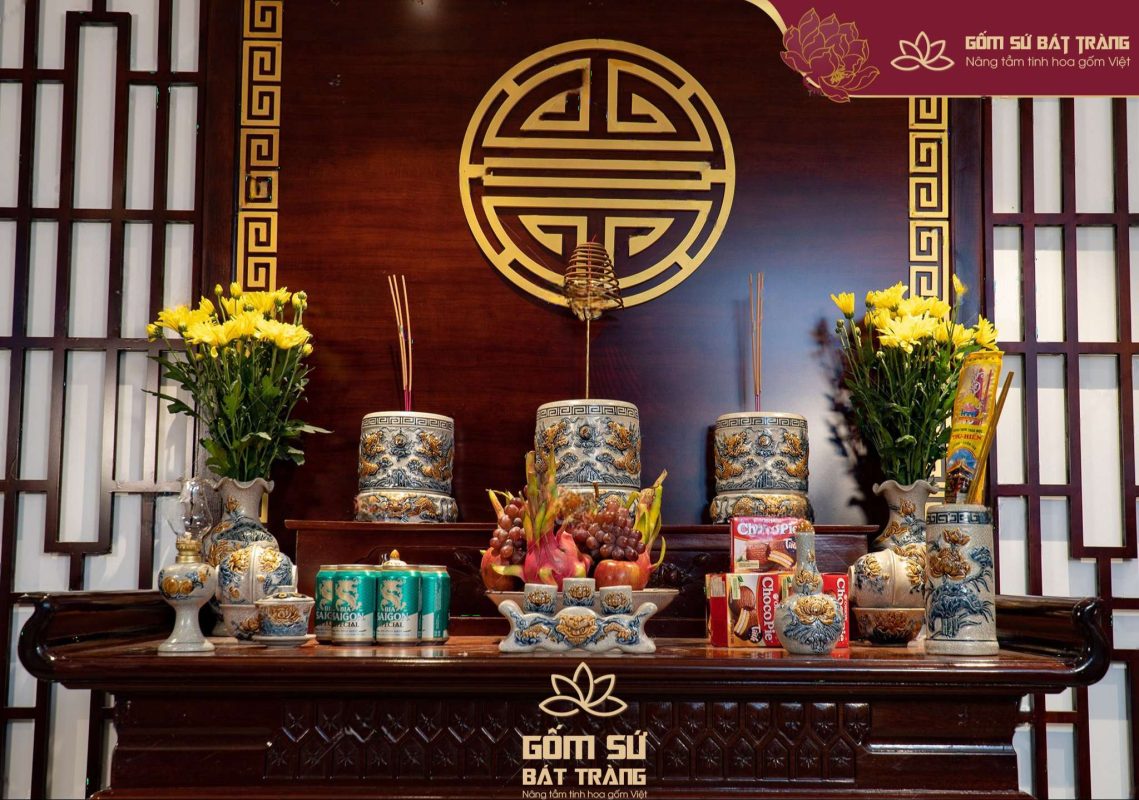 Bí quyết chọn bộ đồ thờ 3 bát hương chuẩn phong thủy Sự cân bằng trong việc đặt bát hương trên bàn thờ thể hiện sự tôn trọng đối với các thần linh và tổ tiên. Bát hương thần linh được đặt cao hơn và to hơn, thể hiện sự tôn kính và vị trí quan trọng của thần linh trong không gian thờ cúng. Bát hương gia tiên được đặt thấp hơn và nhỏ hơn, thể hiện sự tôn kính nhưng vẫn giữ sự phân biệt cấp bậc - bộ đồ thờ 3 bát hương